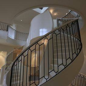 Luxe witte wenteltrap met zwarte balustrade — JBM project