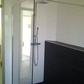 Moderne badkamer in zwart-wit — JBM project