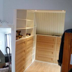 Maatwerk inloopkast onder schuin dak — JBM project