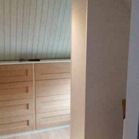 Maatwerk inloopkast onder schuin dak — JBM project