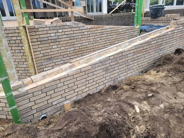 Terrasmuren in lichte metselsteen — JBM project