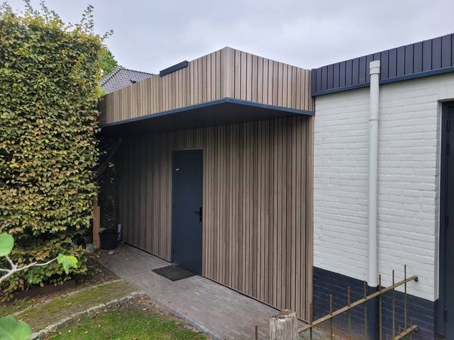 Moderne tuinberging met houten gevelbekleding — JBM project