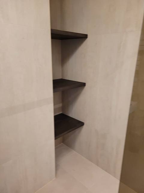 Badkamerrenovatie met beige en taupe tegels — JBM project