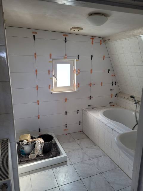 Zolderbadkamer met witte tegels — JBM project