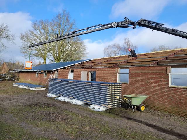Dakrenovatie schuur met sandwichpanelen — JBM project