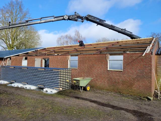 Dakrenovatie schuur met sandwichpanelen — JBM project