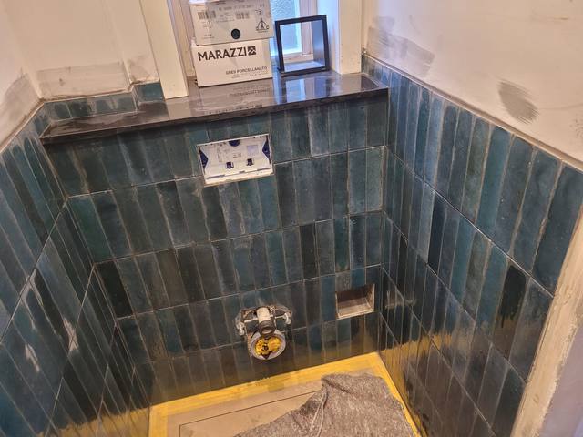 Toiletrenovatie met petrolblauwe tegels — JBM project